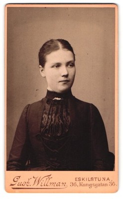 Fotografie Gust. Willman, Eskilstuna, 36 Kungsgatan, hübsche junge Dame verschm 