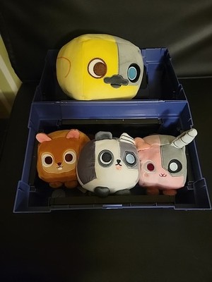 Pet Simulator Chest With 4 Plush 