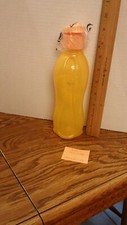 Botella de agua ecológica Tupperware 16 OZ cuadrada con tapa giratoria - amarilla - nueva en paquete