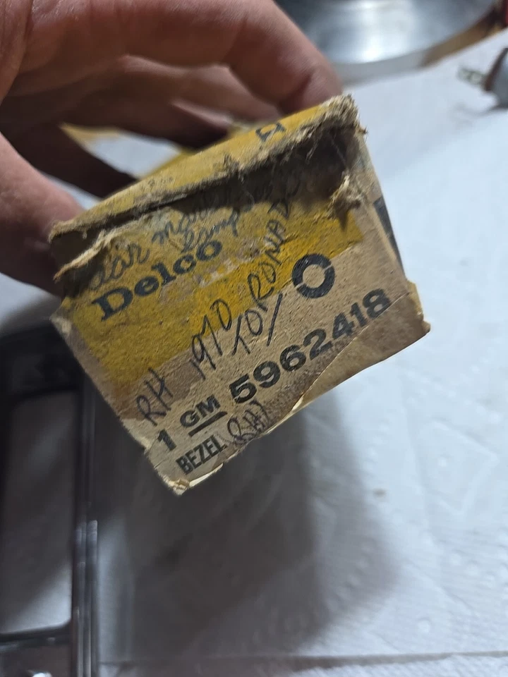 Nuevo de Lote Antiguo 1970 Oldsmobile Toronado Trasero Derecho Marcador Lámpara Bisel 5962418 OEM Foto 2 de 4