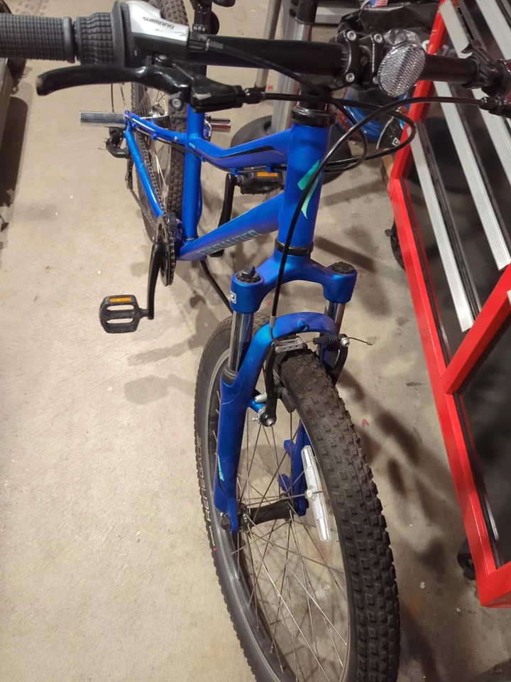 Bicicleta especializada de 8 engranajes con suspensión neumática delantera clavijas nuevas Foto 2 de 3