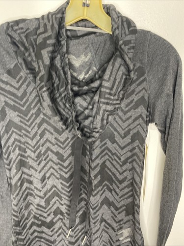 Neu Lolã"" Halsausschnitt Shirt S Langarm schwarz grau Chevron Muster leicht - Bild 3 von 10