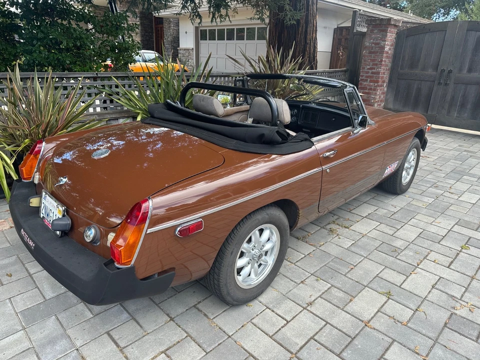 MGB 1978 convertible 2 puertas, marrón ruso, techo nuevo, embrague y batería Foto 2 de 4