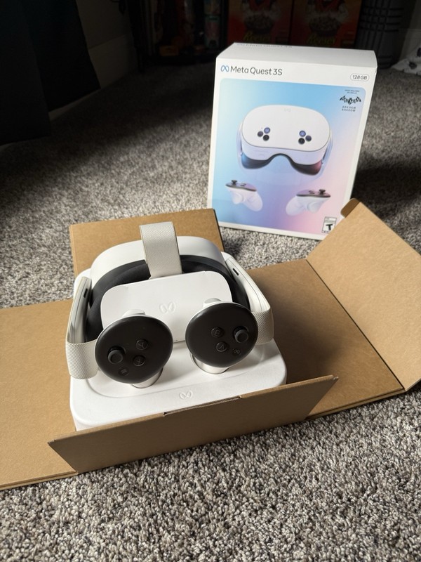 Meta Quest 3S 128GB Standalone VR Headset 120Hz White w/ Controllers USB-C