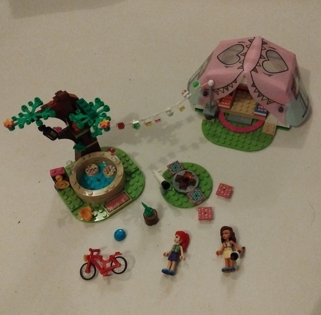 LEGO 41392 Nature Glamping Set Olivia and Mia Complete