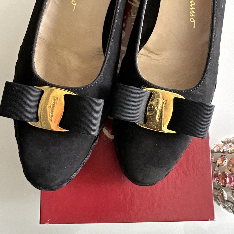 Zapatos de salón de ballet planos Ferragamo Vara con arco para mujer negros de gamuza talla 7,5AA Foto 4 de 4