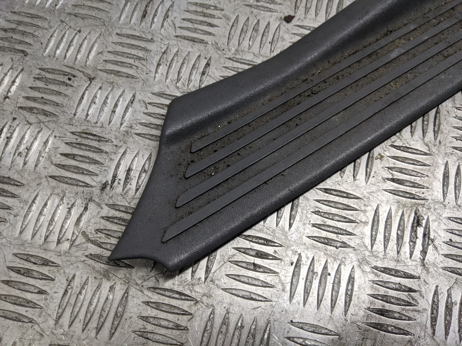 Range Rover P38 Rear Left Step Carpet Edge Gray BTR 6844 RH for 