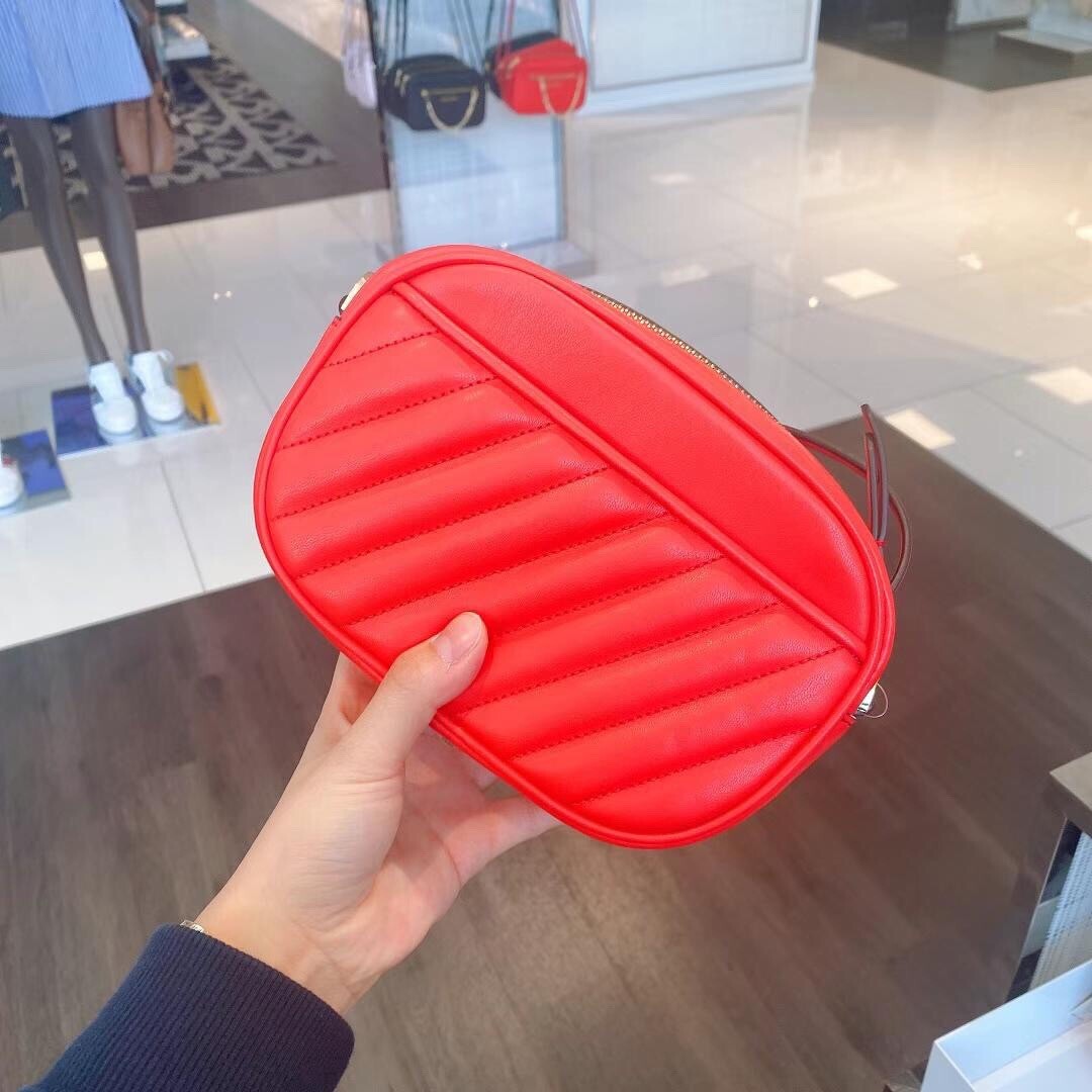 赤目ハンドバッグ Michael Kors Rose Oval Crossbody Camera/phone Red Quilted Small