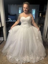 Strapless, Beautiful Wedding Dress. Only Worn Once. Make Ya Feel Like A Princess