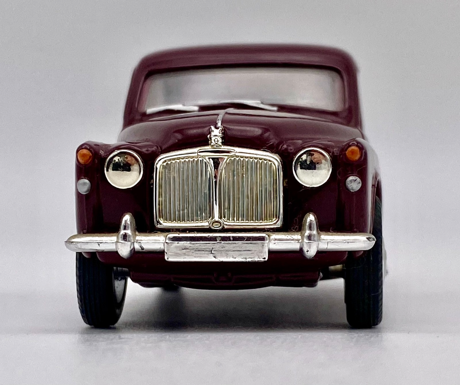 Maroon Rover Vanguards Rover P4 - Maroon 1:43 Scale VA19000. Boxed. Mint condition ...