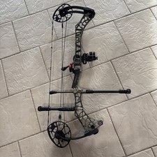 Mathews V3X 33 Left Handed (Camo riser w/black limbs). 60# 30.5” 