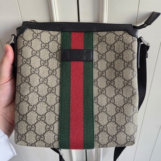 Original Gucci Tasche Flache Umhängetasche aus GG Supreme mit Webstreife 493075