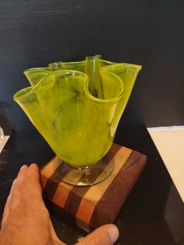 Art Glass Lime Green Cased Glass Handkerchief Ruffled Vase. Beautiful - Picture 5 of 12