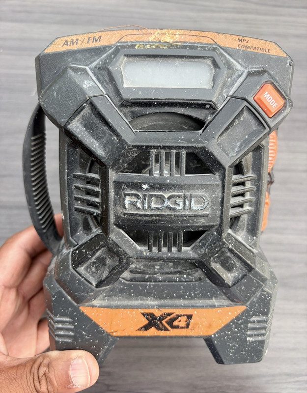 RIDGID R8400A 18V AM/FM Worksite Portable Radio, MP3 Compatible