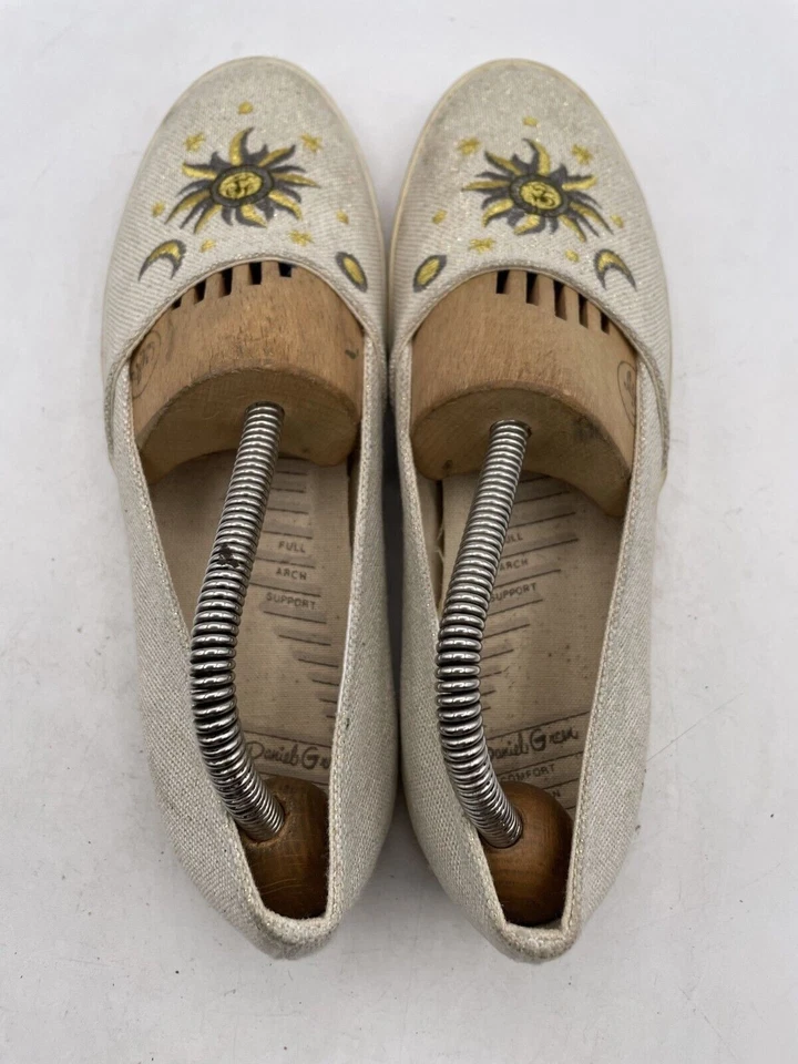 Daniel Green Flats Women's Sz 6.5M Gray Embroidered Sun Moon Stars Slip On - Image 4 of 4