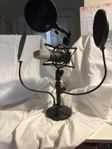 Rode NT1 Signature Series Large-Diaphragm Condenser Microphone - Black