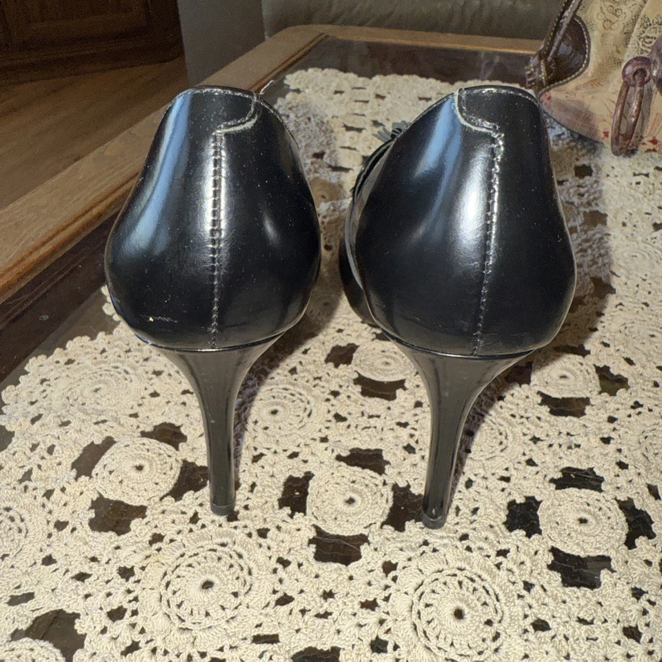 Banana Republic Talla 6.5 Tacones Negros Cuero Usado en Excelente Condición Stiletto Puntiagudos Borlas Foto 4 de 4