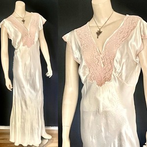 Lovely 1930s Bias Cut Cream Satin & Tea Rose Lace Negligee, Flutter Sleeves, L+