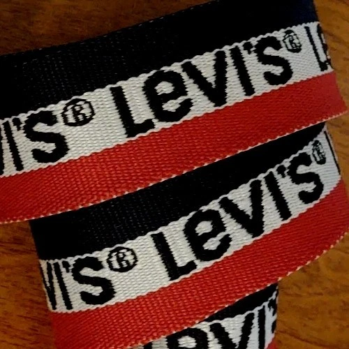 🇺🇲LEVI’S Woven Logo 条纹拼字网腰带蓝色红色白色 1.25 x 30 英寸青少年  — 第 2/4 张图片