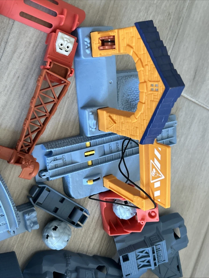 Thomas & Friends Trackmaster Risky Rails Bridge Drop Train Set + Train - Image 3 of 4