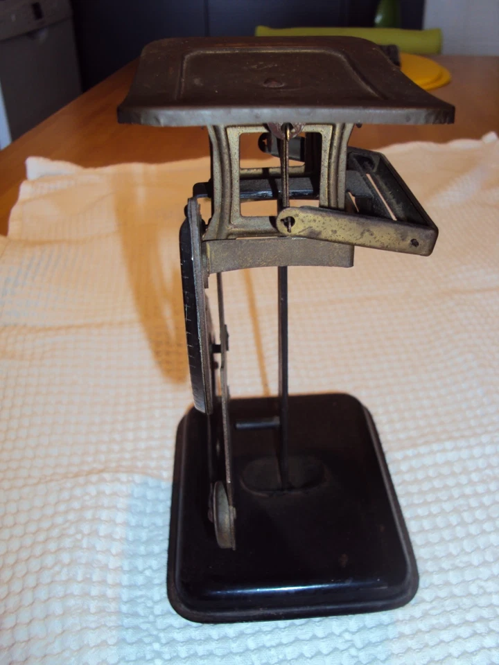📬 Pèse-lettre ancien en fer patiné – XXe siècle – Objet de bureau vintage - Photo 2/4