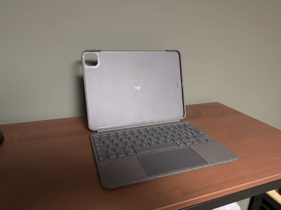 Logitech Combo Touch Custodia con Tastiera per 11" Apple iPad Pro 1a/2a/3a Gen. - Immagine 2 di 4