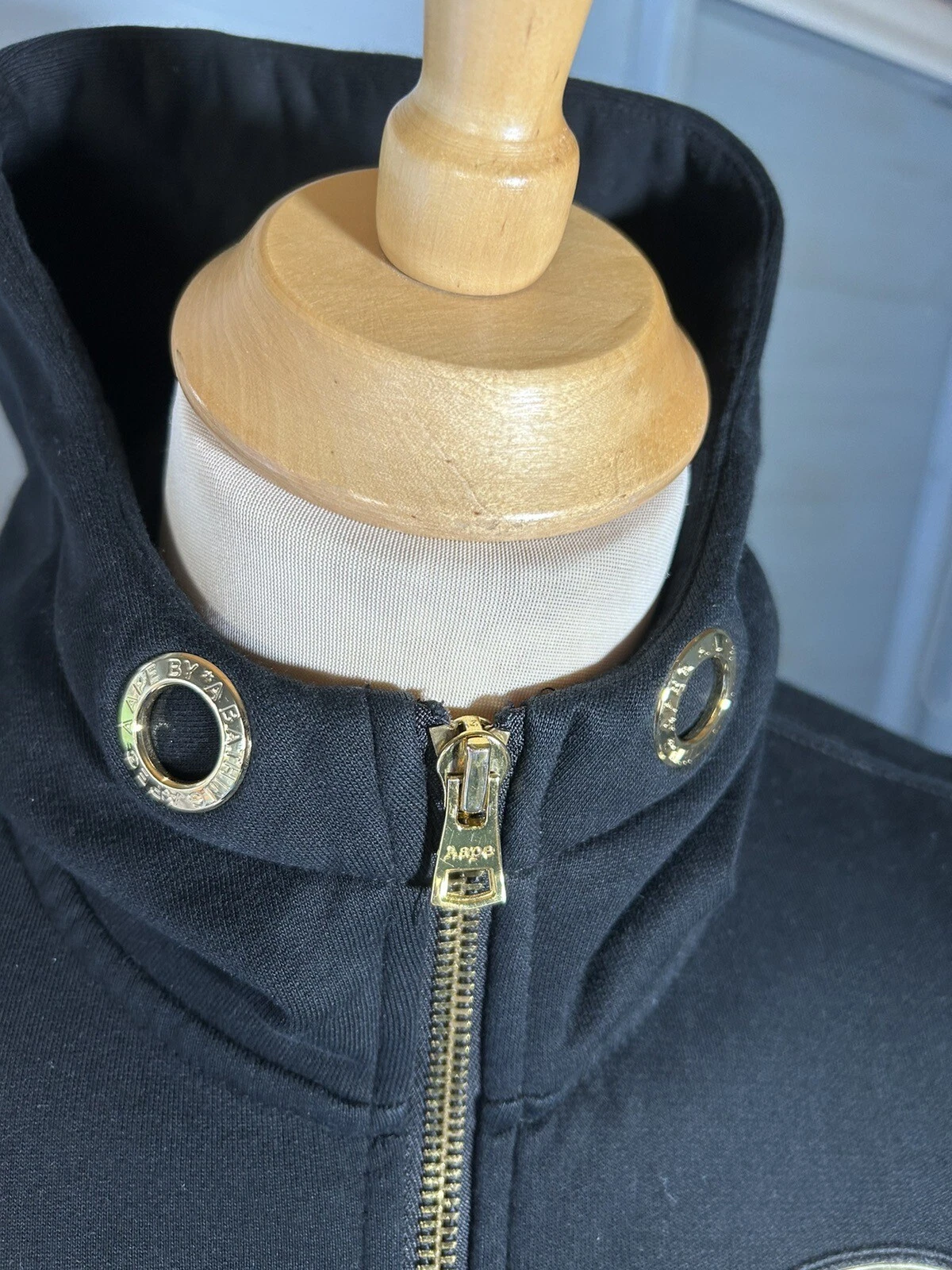 A BATHING APE (BAPE) AAPE APUNVS By A Bathing Ape Felpa con cappuccio e zip nera oro Small S AAPE Now