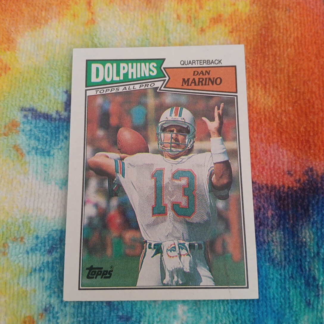 1987 Topps Football card # 233 Dan Marino Miami Dolphins HoF