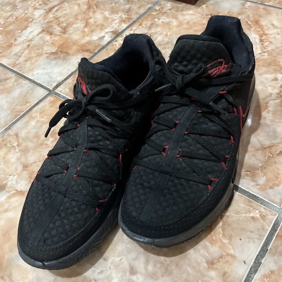 Nike LeBron 17 Low Bred men display picture 1