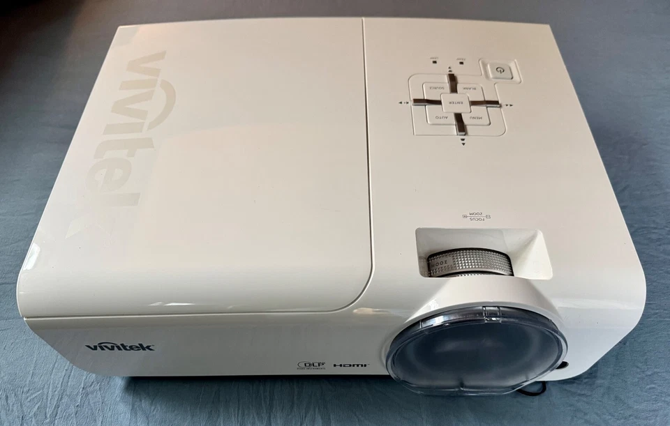 BLACK FRIDAY! VIVITEK D968U-WT - WUXGA DLP PROJECTOR, 4800 LUMENS, WITH CASE - Image 4 of 4