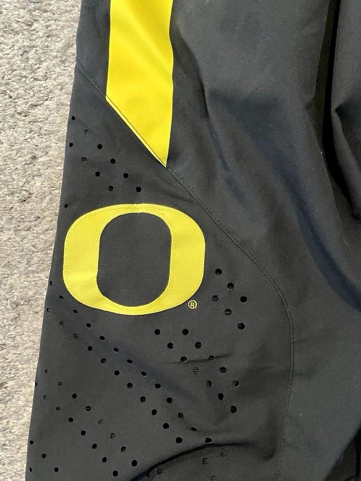 NIKE OREGON DUCKS AUTHENTIC ON COURT TEAM ISSUED BLACK BASKETBALL SHORTS SMALL - Image 2 of 4