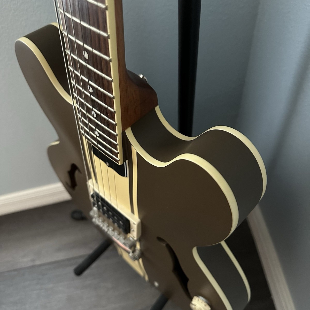Epiphone ES-333 Tom DeLonge Blink 182 Signature Guitar With