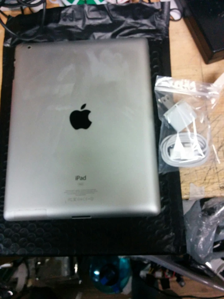 Apple IPAD 2 A1395 16GB UNLOCKED WIFI TABLET IOS 9.7" WHITE - Image 2 of 4