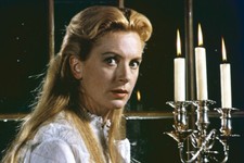 Póster The Innocents Deborah Kerr pose espeluznante velas sosteniendo 24x18
