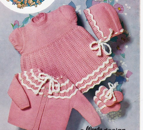 VINTAGE~KLEID~MANTEL~HAUBE~STIEFEL~SPITZE~3-FÄDIG STRICKMUSTER GRÖSSE 18" (Z 31)