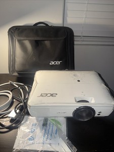 Acer H7850 4K HDR Projector Portable Home AMAZING Used With Box + HDMI 3840x2160