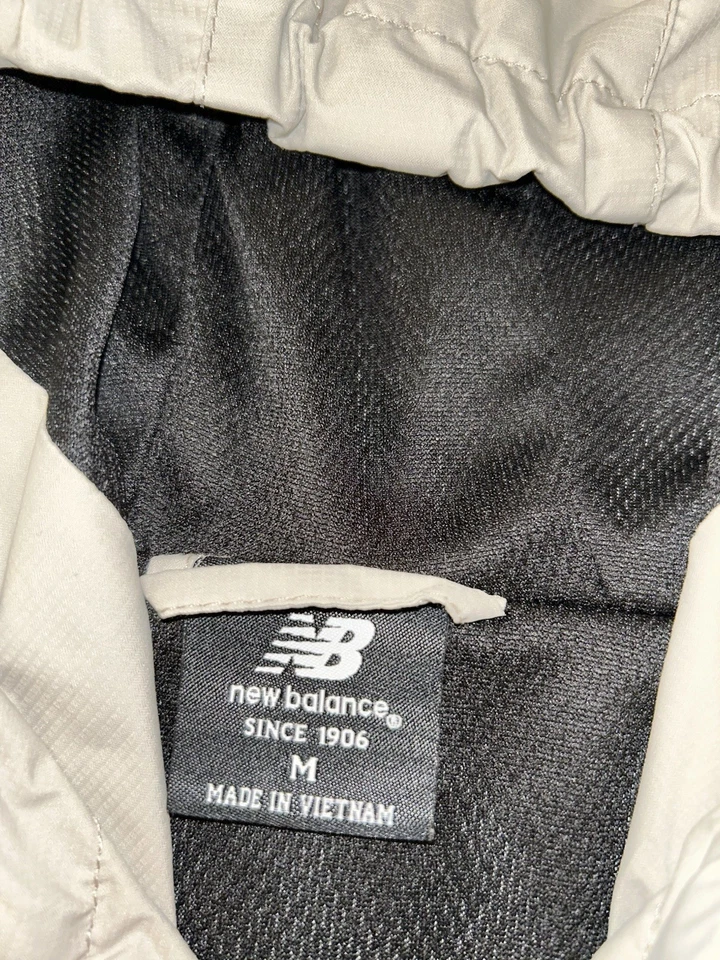 Chaqueta cortavientos New Balance para mujer con capucha beige negra talla mediana Foto 3 de 4