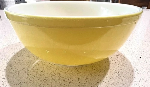 Vintage 1940s PYREX 4 Qt Yellow Nesting Mixing Bowl No Number, T.M. Reg Mark