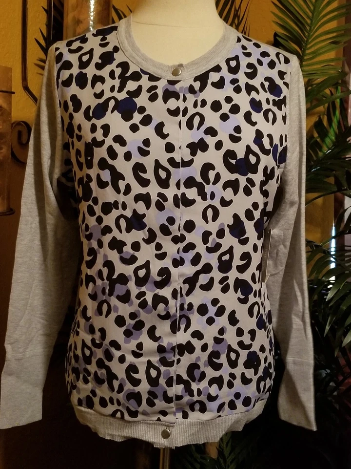 CHICO'S M Talla 1 8/10 NUEVO CON ETIQUETAS $109 Tejido Frontal Cárdigan Gris Azul Leopardo Suéter 