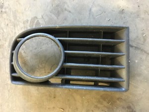 VW Golf 5 Gitter Blende Nebelscheinwerfer in Stoßstange Rechts Vorne 1K0853666B