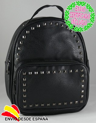 mochila negra tachuelas