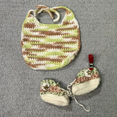 Handarbeit gehäkelt Lätzchen und Stiefeletten grün hellbraun Geschenk Cottagecore Boho neue Bilder - Bild 1 von 4