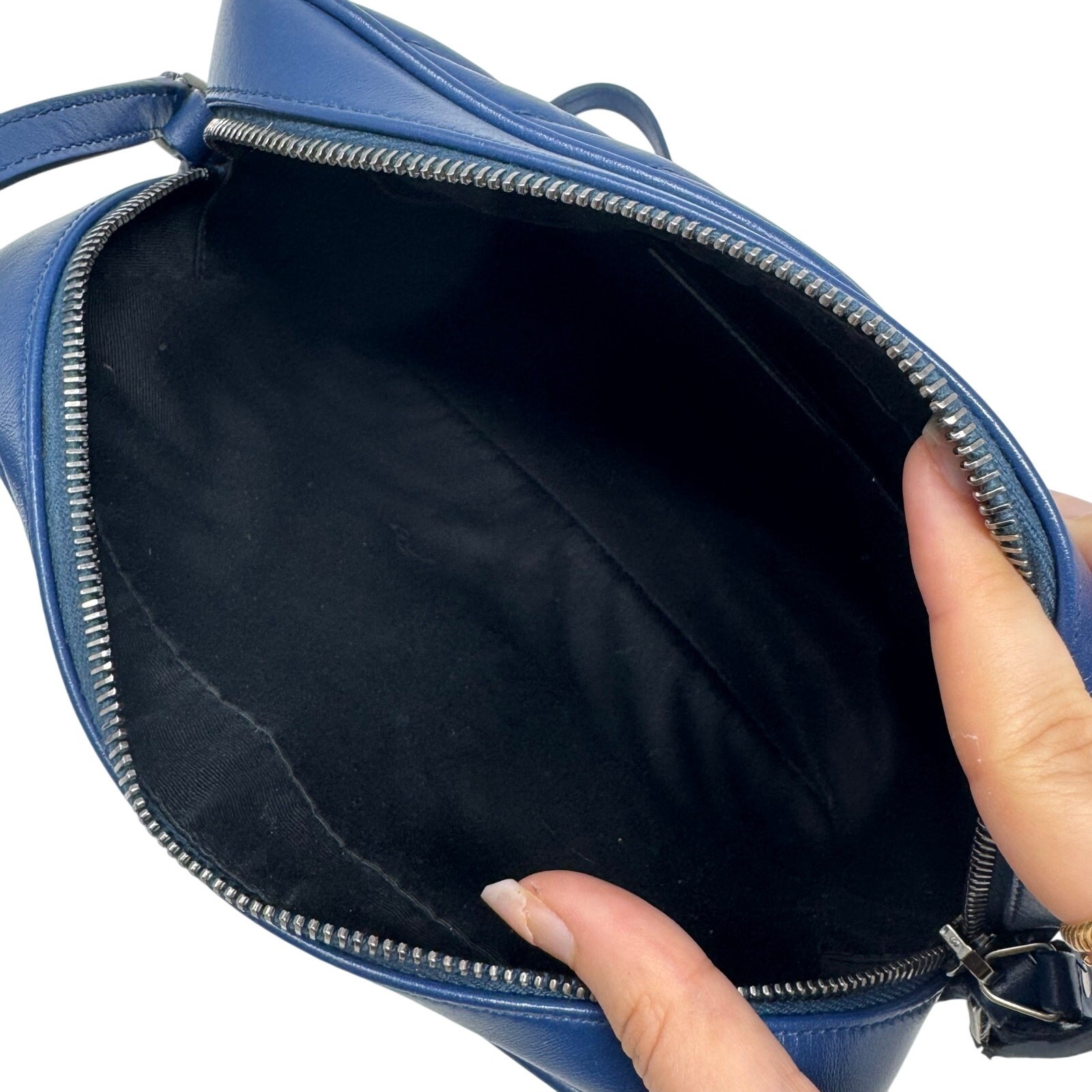 Borsa fotocamera Saint Laurent YSL Lou blu cobalto pelle trapuntata ferramenta argento