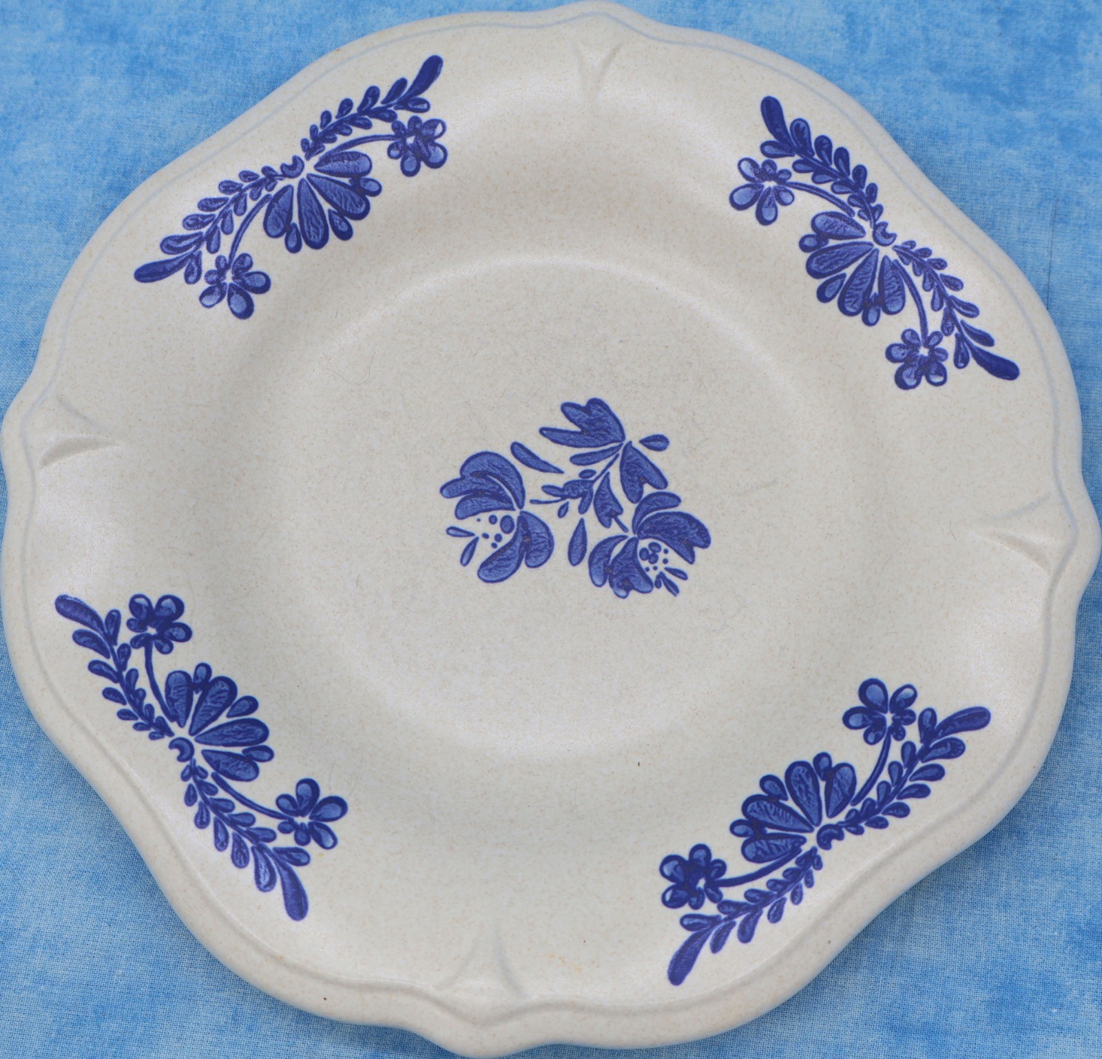 Pfaltzgraff Yorktowne Square Dinner Plate 9" Blue Floral Scalloped Stoneware USA