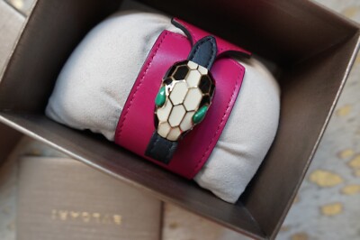 Bulgari Serpenti Lederarmband in Fuchsia mit ikonischem Schlangenkopf
