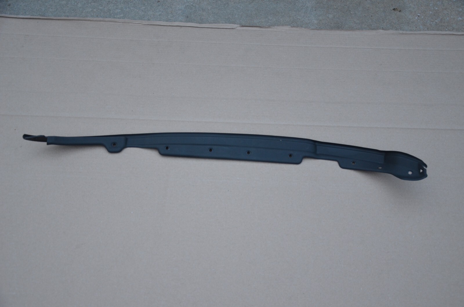 2016-2019 BENTLEY BENTAYGA INNER DOOR SEAL RIGHT FRONT INSERT 36A 837 718 A OEM