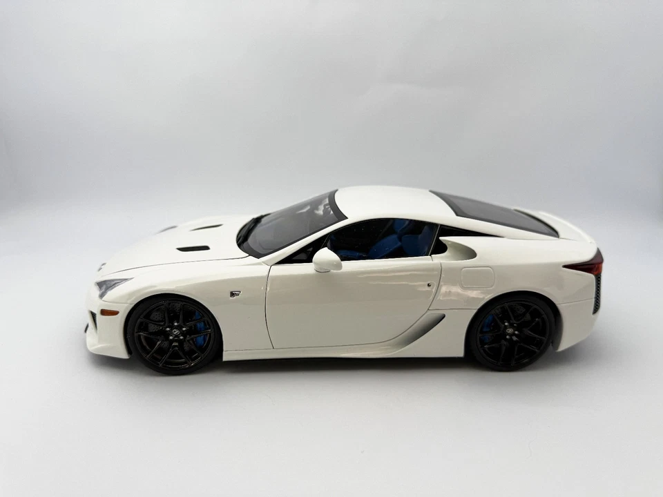 Lexus LFA White + Blue Interior 1:18 Well 100769 Diecast (Not AutoArt Composite) - Immagine 3 di 4