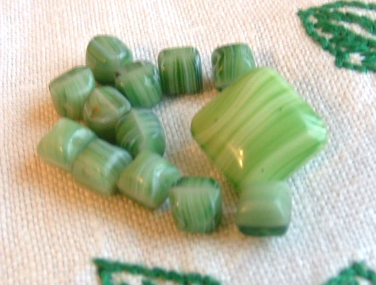 13 Vintage 1930's Green Slag Glass Buttons ~ 12 Diminutive 1/4" & 1 Square 9/16" - Image 3 of 4