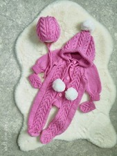 Combinaison, bonnet et chaussons tricotés pour bébés filles de 3 à 6 mois