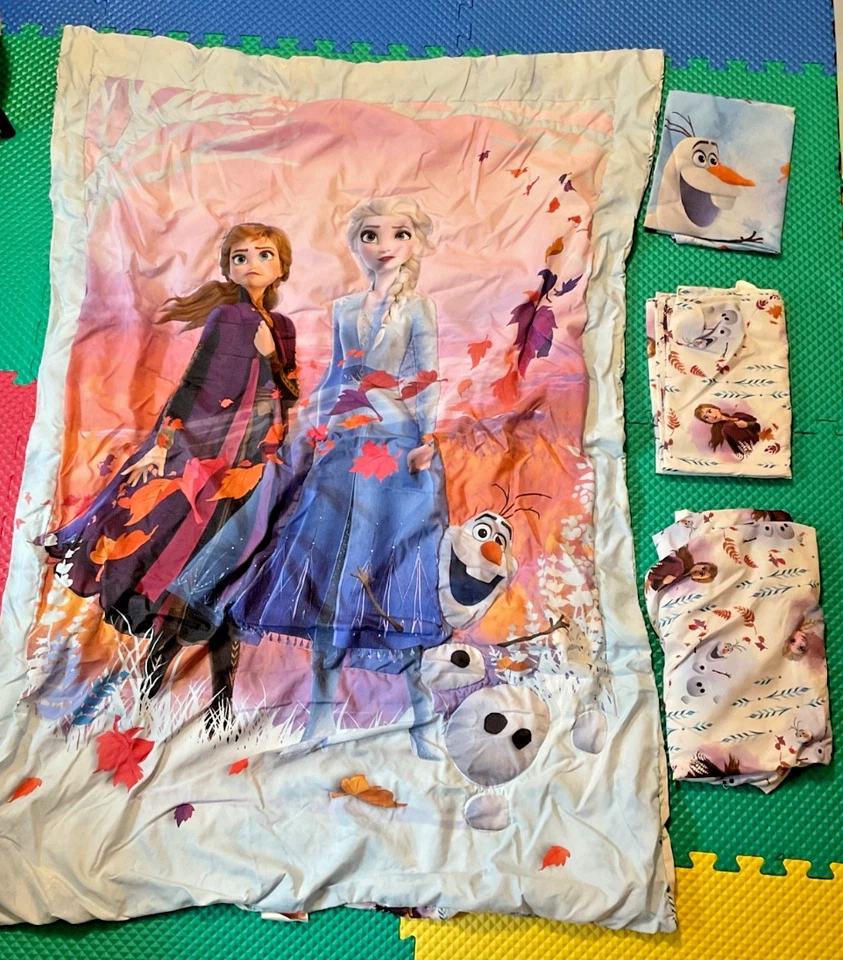 Juego de cama Disney Frozen 2 para niños pequeños 4 piezas: edredón, ajustado, plano y funda de almohada Foto 3 de 4
